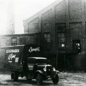 Kenteken: A 20012; Borger-Odoorn, vrachtwagen voor de glasfabriek, foto: collectie Streekhistorisch Centrum Stadskanaal (06962)