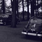 Kenteken: A 33060; Pontiac, foto: still uit de film "Jubileum Grootouders Wiersema-Berghuis" J.K. Wiersema, 1953, coll. GrA (2209-2273)