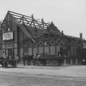 Kenteken: A 15722; Groningen, Korrewegwijk, dresseerschool tijdens de afbraak. 1930 (1785-3011)