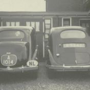 Kenteken: A 1014; Links en rechts Renault Primaquatre, ca. 1938, foto: E. Nagel