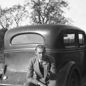 Kenteken: A 6157; Op de bumper van de Chevrolet dhr. Reenders, medewerker bij Edzo Venema N.V. ca. 1948, foto: F. Reenders