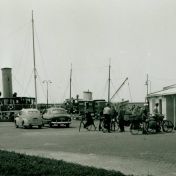 Kenteken: A 16445; Ford bij de veersteiger in Harlingen begin jaren '50; Fotograaf: Fries Fotoarchief 41685