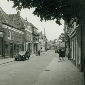Kenteken: A 9835; DKW, Kollum, Voorstraat. ca. 1949, foto: <a href='http://collections.tresoar.nl/digital/collection/TRLffa/id/57982/rec/54' target='_blank'>Collectie Tresoar (00039250)</a>
