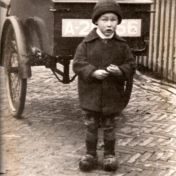 Kenteken: A 20356; Jan Pruim voor de motorbakfiets van Bernardus Postema, Ulrum, 1943, foto: H. Zant