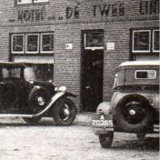 Kenteken: A 20365; Ford,  Hotel De Twee Linden Rolde, uitsnede foto collectie Historische vereniging Rolde (RO010121009.jpg)
