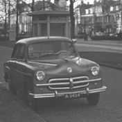 Kenteken: A 3454; Vauxhall Wyvern ca 1953, foto: still uit "Familiefilm Meijer", J.E. Meijer, 1947-1953, coll. GrA (2209-AV7166)