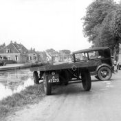 Kenteken: A 47273; Aanrijding aan de Hoofdstraat, Hoogezand, 31-05-1952, foto: <a href='http://tinyurl.com/45r8d5ym' target='_blank'>Historisch Archief Midden-Groningen</a>