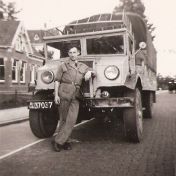 Kenteken: A 37037; Ford dumptruck met chauffeur Kobus Errenda 1952, foto: K. Eitens