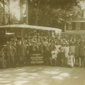Kenteken: A 8114; Ford opleggerbus met groep schoolkinderen bij Hotel Tjaarda, 28-06-1929, foto: collectie <a href='https://onserfgoed.noorderstruun.nl/detail.php?nav_id=1-1&index=166&imgid=1333960&id=1421246' target='_blank'>Museum Heerenveen</a>
