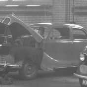 Kenteken: A 32657; Austin A40, uitsnede foto BHIC (1634-008457)