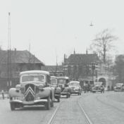 Kenteken: A 23217; Citroën Traction Avant, foto: still uit de film "De Commerciële Club Groningen" J. Thie, 1949 coll. GrA (2209-AV0535)