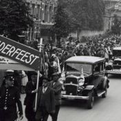 Kenteken: A 7205; Groningen, Gedempte Zuiderdiep, Studebaker Six in de stoet auto's tijdens Vakantie-Kinderfeest der openbare scholen, 23-07-1931, foto: uitsnede 2138-3001.jpg