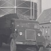 Kenteken: A 41740; Chevrolet, Gasbedrijf Stadskanaal 1955, foto: still uit de film "Kanaalstreek 1955", G. Molenaar, A.C.F.O., 1955, coll. GrA (2209-1730)