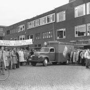 Kenteken: A 31487; Ford vrachtwagen, Groningen, Bernoulliplein, 1953 (2248-2833); Fotograaf: Fotobedrijf Piet Boonstra