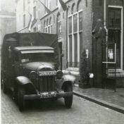 Kenteken: A 25374; foto uit fotoalbum padvinderij van Bernard Huisman, 1944-1946 (2139-0331)