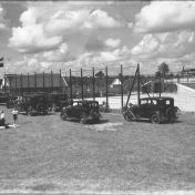 Kenteken: A 21670; Badgasten en auto's bij natuurbad Tynaarlo aan de Zandlist te Tynaarlo, ca. 1935, foto: Collectie Drents Museum (DM35052109); Fotograaf: Lever