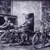 Kenteken: A 2595; V.l.n.r. H-18544, D-381 en A-2595 O.K. Junior motor, ca.1920, foto: Clubmededelingen nr. 710, mei 2023, Veteraan Motoren Club