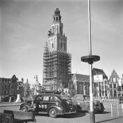 Kenteken: A 16699; Grote Markt Groningen vlak na de bevrijding, foto: archief W. Mollema