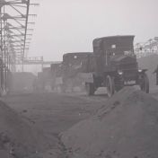 Kenteken: A 16256; Hansa Lloyd, foto: still uit de film GAS, bedrijfsfilm van de gemeentelijke gasfabriek in Groningen, 31-12-1930 bron: <a href='http://in.beeldengeluid.nl/collectie/details/expressie/430547/false/true' target='_blank'>beeldengeluid.nl</a>
