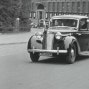 Kenteken: A 26552; Austin Twelve, Martinikerkhof, Groningen, foto: still uit de film "De Commerciële Club Groningen" J. Thie, 1949 coll. GrA (2209-AV0535)