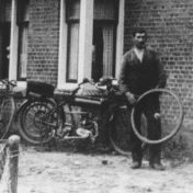 Kenteken: A 13728; uitsnede foto H. Nieborg