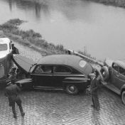 Kenteken: A 16957; Packard, ongeval Damsterdiep, Groningen, 19-11-1951 (2248-2419); Fotograaf: Fotobedrijf Piet Boonstra