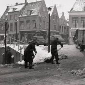Kenteken: A 47637; Opel Kadett,  Sneeuwruimen op de Brol, Leeuwarden 1955, foto: Historisch Centrum Leeuwarden (BDO0341)