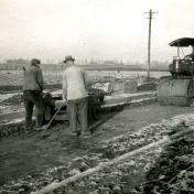 Kenteken: A 19342; Barford, Wegverzwaring Kielsterachterweg Veendam mei 1940. Foto uit fotoalbum Provinciale Waterstaat (2544-3228)