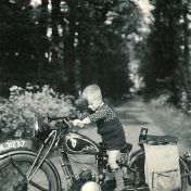 Kenteken: A 31237; Wim op de Harley Davidson, 1946, foto: I. Fellinger-Feddema