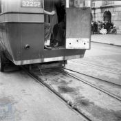 Kenteken: A 32258; Grote Markt Groningen, ADC Trolleybus met sleepstuk in rails, 26-05-1944, bron: NVBS-Railverzamelingen (NEG129-187), fotograaf: J.A. Bonthuis
