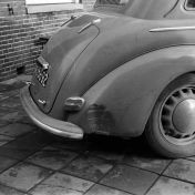 Kenteken: A 35692; Skoda, Achter politiebureau aan de Brink in Assen 24-11-1950, foto: L. Huizinga