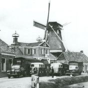 Kenteken: A 25600; Wagenpark Gebr. Flikkema Spijk 1951, v.l.n.r A-21201(Chevrolet), A-25600 (DAF), A-16738 (DAF) en A-11228 (Dodge), foto: J. Smits