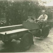 Kenteken: A 24025; Geert Loots, venter, later groente- en visboer, Kerkstraat 6, Muntendam, foto: H. Loots