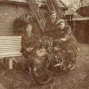 Kenteken: A 2462; Ardie motor met v.l.n.r. Albert Jan Nijenhuis, Luitje Veenhuizen en Anne de Groot, Schoonoord, maart 1932, foto: Facebook Historisch Schoonoord 