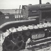 Kenteken: A 2173; International Harvester T-20 op het land omgeving 't Zandt, foto: J. Tonckens