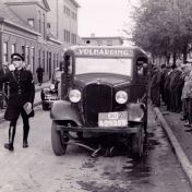 Kenteken: A 25355; Chevrolet, Winschoten, de Venne ca. 1950, ongeluk tussen een fietser en een bestelauto, foto: F. Bos