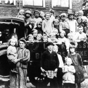 Kenteken: A 10429; Groningen, Violetsteeg, kinderen op de vrachtwagen van L.G. Klaassens, met moeders, 1926 (1785-27585)