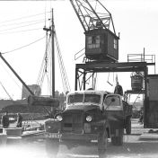 Kenteken: A 29537; De GMC vrachtwagen beladen met boomstammen bij Houthandel Hemmes, Groningen, 1953 (2248-4259); Fotograaf: Fotobedrijf Piet Boonstra