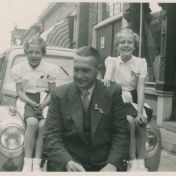 Kenteken: A 17002; Skoda 1100, v.l.n.r. Anneke Hopma, Epko Hopma en Peta Hopma, Hogestraat, Loppersum, ca. 1955, foto: <a href='https://beeldbank.hvloppersum.nl/items/show/2744' target='_blank'>Historische vereniging Loppersum</a>