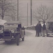Kenteken: A 16029; Lancia, foto: still uit de film "Adelboden", E.A.H. Scholten, 1935-1938, coll. GrA (2209-9671) 