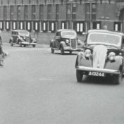 Kenteken: A 13244; Standard Flying Nine, Martinikerkhof, Groningen, foto: still uit de film "De Commerciële Club Groningen", J. Thie, 1949 coll. GrA (2209-AV0535)