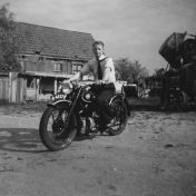 Kenteken: A 48378; Zittend op de motor: Wim Eikenberg, foto: E. Eikenberg