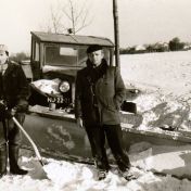 Kenteken: A 41178; Aries Slager en Eltje Apol bij de Dodge, winter 1962-1963, foto: J. Wagenaar