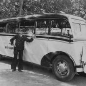 Kenteken: A 29680; Diamond-T met chauffeur Evert van der Wal. foto: H. Zeeman