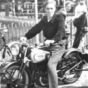 Kenteken: A 37212; Jan Wolf op de Norton, Siddeburen, 1946, foto: <a href='https://www.facebook.com/photo/?fbid=7301171119895238&set=g.208383033277909' target='_blank'>facebook T. Wolf</a>