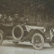 Kenteken: A 2898; Chevrolet met de vorige eigenaar J. van Dam en enkele familieleden, Uithuizermeeden ca. 1920, foto uit collectie D. E. Woldringh van Dam