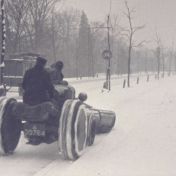 Kenteken: A 30764; Fordson met sneeuwborstelmachine, foto: still uit de film "De Groningsche reinigingsdienst voorheen en thans", C.R. Tiddens, 1936-1949 coll. GrA (2209-AV0061)
