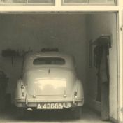Kenteken: A 43665; Austin A40,  foto: collectie Veenkoloniaal Museum (vm 7.3 Pe Po 8.1)