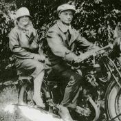 Kenteken: A 6410; Klaas Dijkhuizen en Antje Dijkhuizen-Blaauw op een Gnome-Rhone, foto: Clubmededelingen nr. 342, september 1992, Veteraan Motoren Club