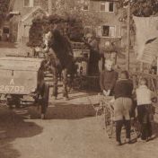 Kenteken: A 26703; Molenweg in Beerta, uitsnede foto "Het Noorden in Woord en Beeld"